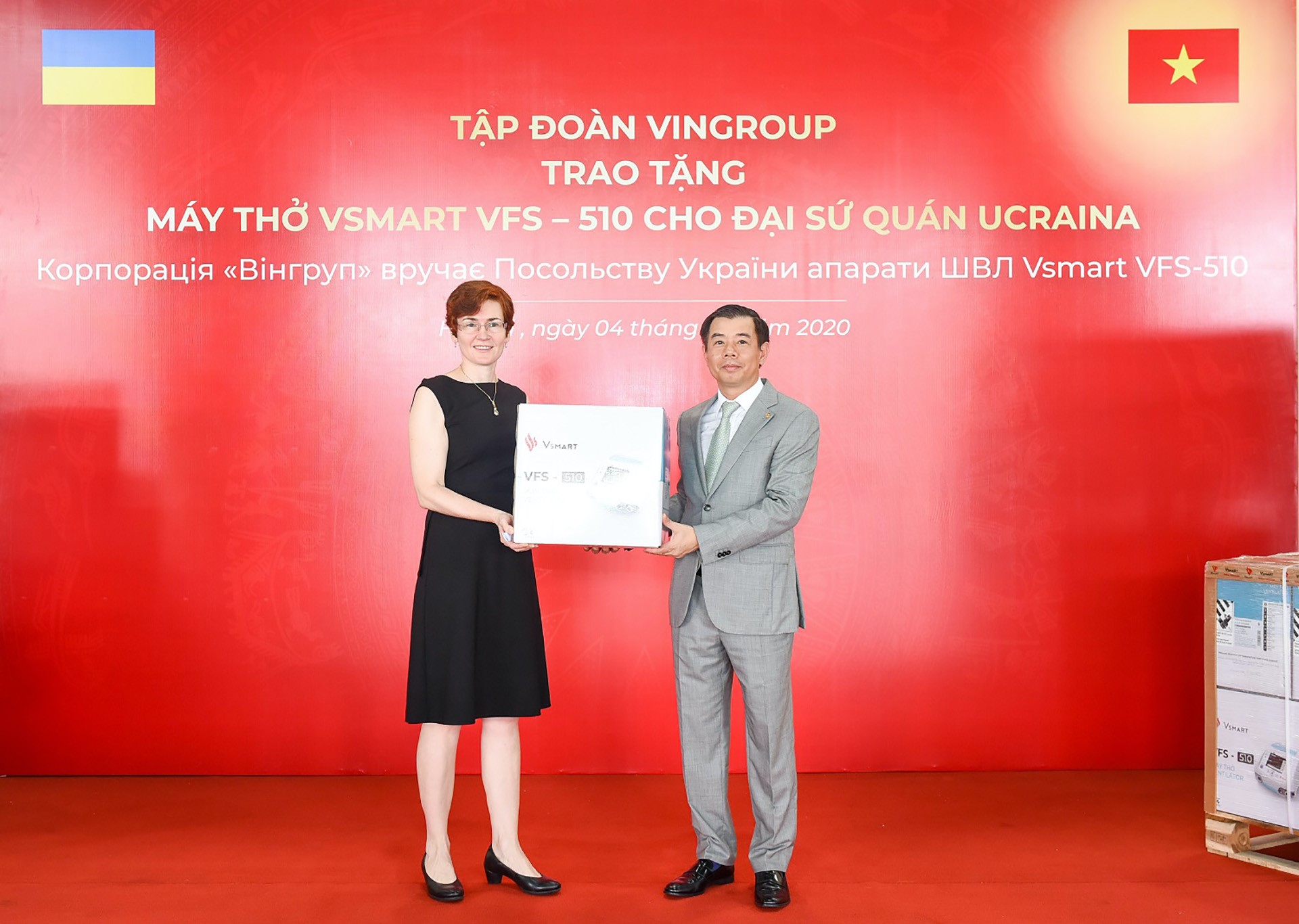LỄ TRAO TẶNG MÁY THỞ CỦA TẬP ĐOÀN VINGROUP CHO ĐẠI SỨ QUÁN UCRAINA TẠI NHÀ GA HÀNG HOÁ ACSV